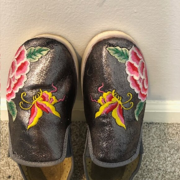 Brash Silver Floral Embroidered Slip-On Flats – Size 7.5 - Picture 4 of 7